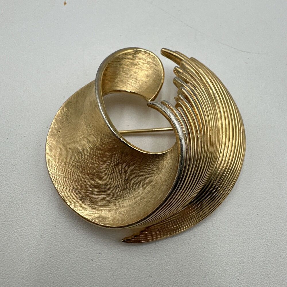 Crown Trifari Brooch Gold Swirl Retro Mod Pin Vintage
